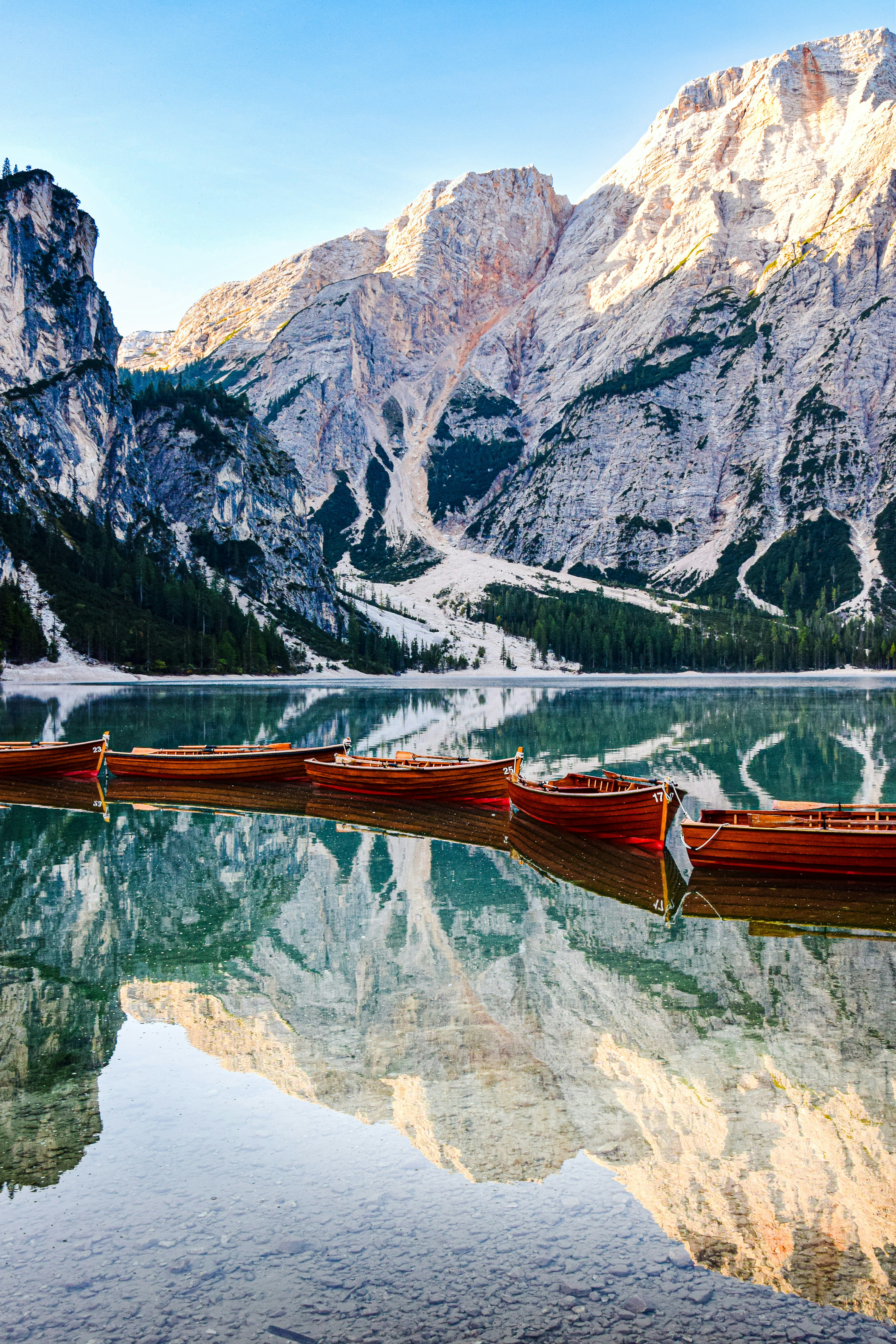 Lago di Braies nas Dolomitas ao entardecer